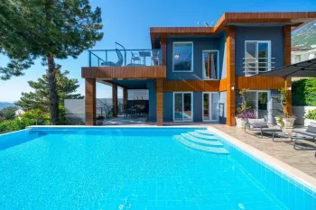 Ovacık'ta kapalı ve açık yüzme havuzlu modern ev